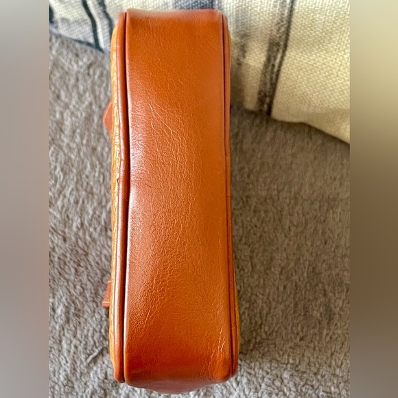 ⭐️COA⭐️MCM VISETOS CROSSBODY/CLUTCH/BELT BAG🎬W/MCM STRAP & Dustbag🎬💯AuTh… - Picture 10 of 16